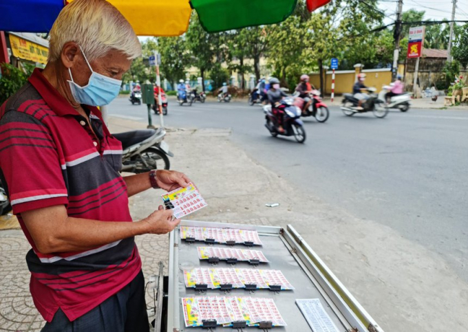 Ông Hai Sang ở phường 3, TP Sóc Trăng cho biết nhiều hôm không còn vé số để bán vì 