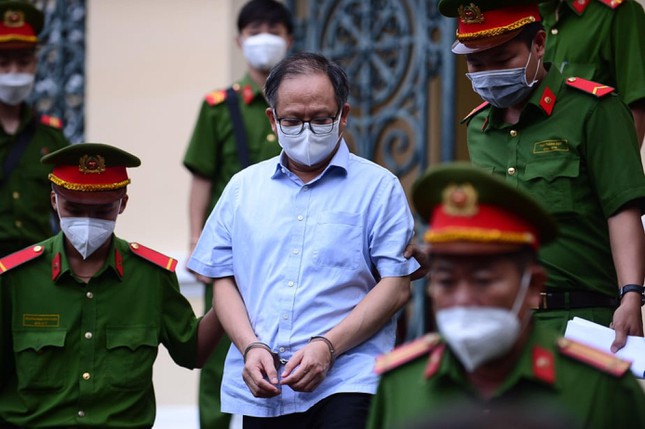 Ngoài vụ án này, trước đó ông Tất Thành Cang cũng đã bị TAND TPHCM tuyên án sơ thẩm 10 năm tù trong vụ SADECO bán rẻ 9 triệu cổ phiếu cho Nguyễn Kim. Ảnh: Tân Châu