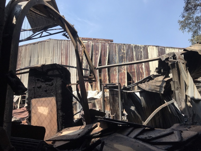Xưởng gỗ tan hoang sau vụ cháy - Ảnh: T.H