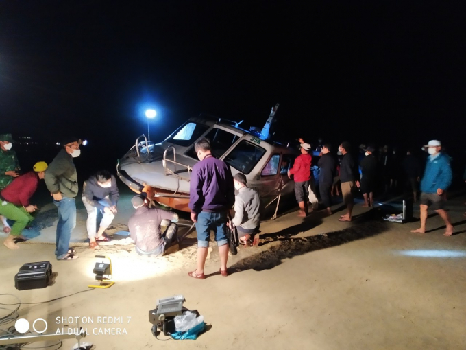 Lực lượng chức năng tiếp cận, trục vớt và khám nghiệm ca nô du lịch Qna-1152 gặp nạn ở biển Cửa Đại QUỐC VƯƠNG
