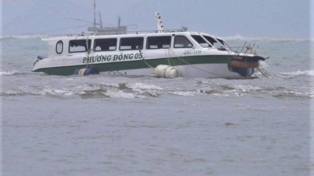 Tàu ca nô lật làm 17 người chết tại biển Cửa Đại.