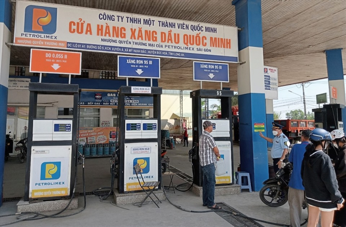 Triển khai công bố đường dây nóng tiếp nhận phản ánh về kinh doanh xăng dầu ngay tại cây xăng trên toàn tỉnh. Ảnh: An Long