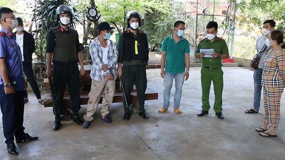 Công an đọc lệnh khám xét nhà của đối tượng Thanh