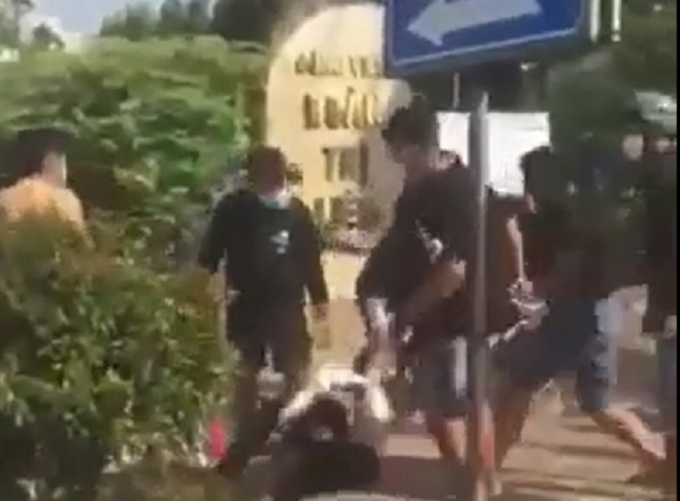 Thiếu niên bị các đối tượng hành hung trước cổng trường - Ảnh cắt từ clip