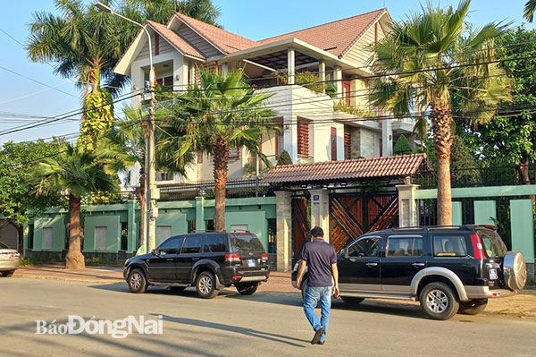 Ngay từ sáng sớm, nhiều xe ô tô mang biển số xanh đã có mặt trước nhà ông Nguyễn Tấn Long tại KP.2, P.Bửu Long để thực hiện việc khám xét