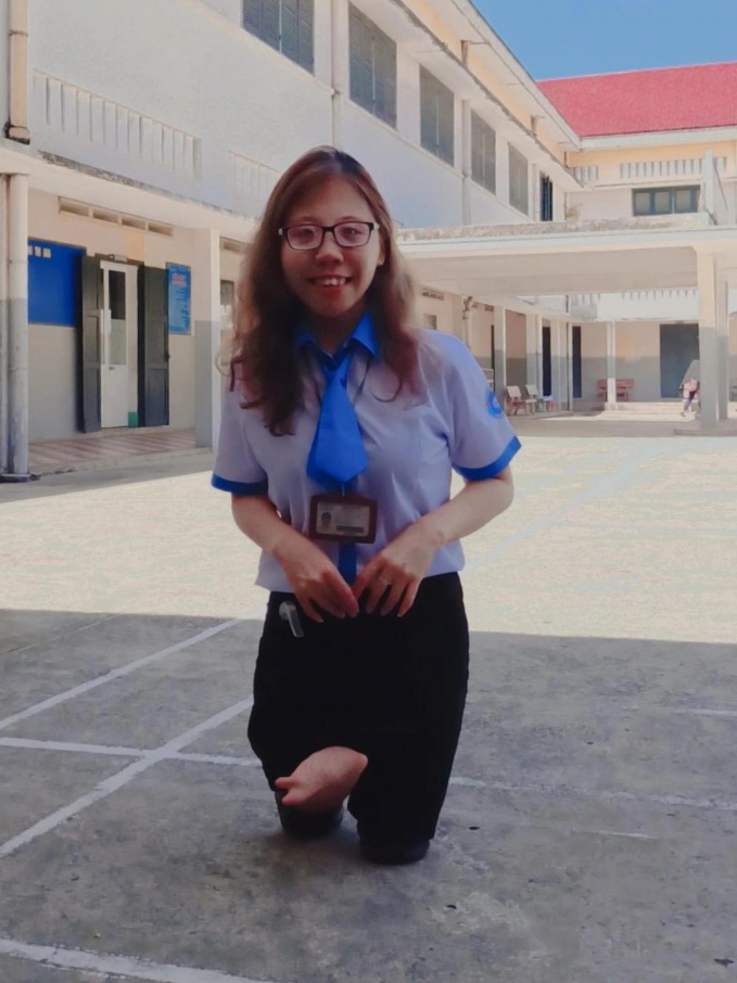 Trong suốt 4 năm qua, nữ sinh viên Thu Thủy đến trường bằng đầu gối NVCC
