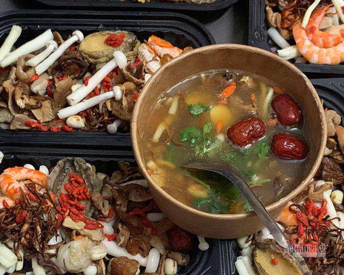 Canh tẩm bổ hải sản đắt khách (Ảnh:V.Hoa)