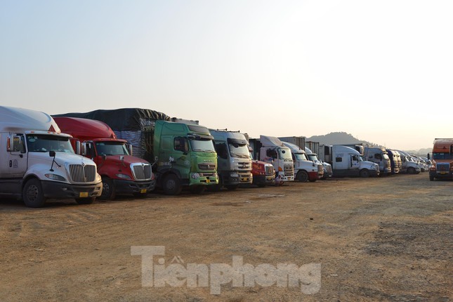 Tại khu vực cửa khẩu Lạng Sơn vẫn còn khoảng 1400 xe tồn, ứ nhiều ngày. Ảnh: Duy Chiến