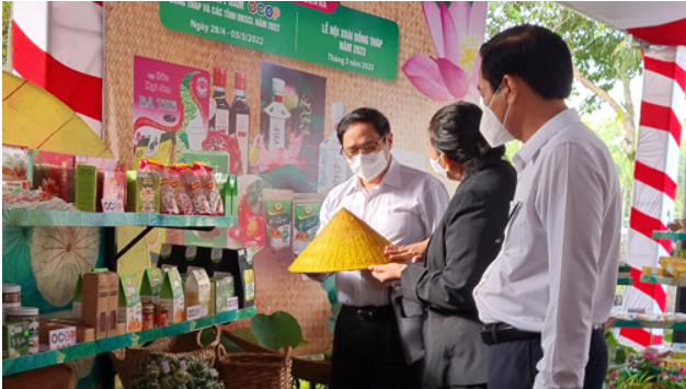 Thủ tướng Phạm Minh Chính tham quan gian hàng trưng bày nông sản tại hội nghị “Thúc đẩy phát triển nông nghiệp ĐBSCL - chủ động thích ứng với biến đổi khí hậu”