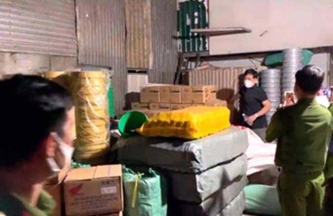 Công an tỉnh Đồng Nai kiểm tra kho chứa hàng của nhóm nghi phạm làm nhớt giả CÔNG AN ĐỒNG NAI