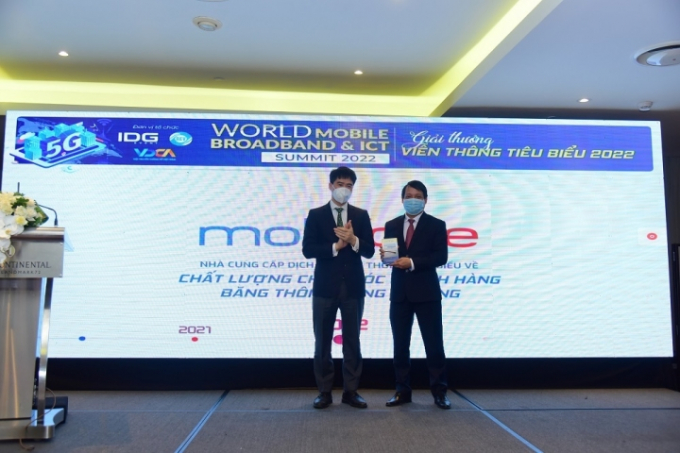 Ông Nguyễn Đình Tuấn, Thành viên HĐTV – Đại diện MobiFone nhận giải thưởng của chương trình.