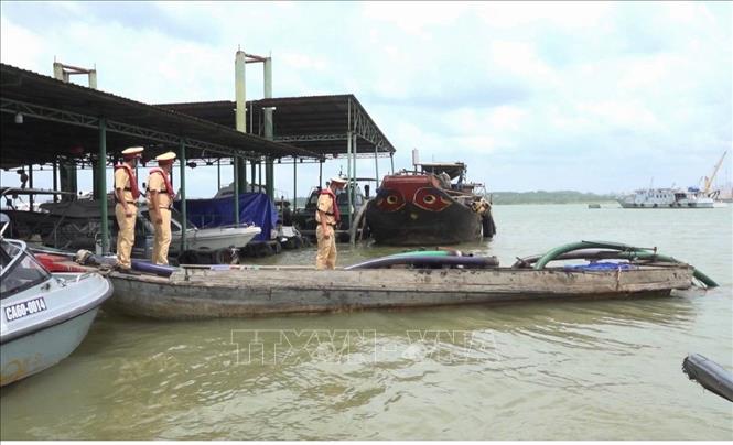 Công an tỉnh Đồng Nai kiểm tra phương tiện hút cát trái phép. Ảnh tư liệu: TTXVN phát