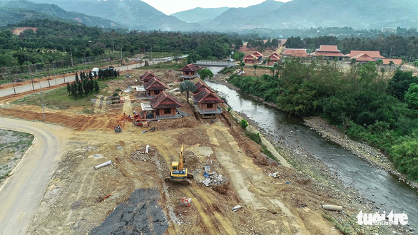 Các công trình vẫn tiếp tục được xây dựng dù sai phép - Ảnh: M.VINH
