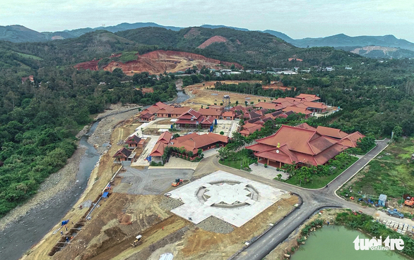 Toàn cảnh Đại Tùng Lâm Hoa Sen với hàng chục công trình sai phép - Ảnh: M.V.