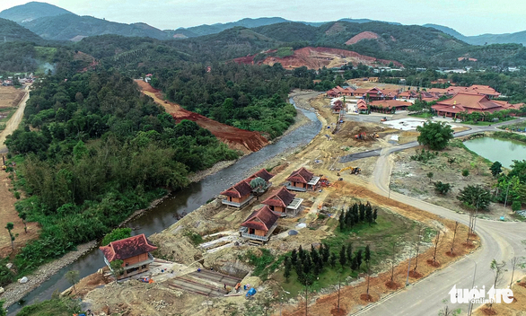 Một số công trình lấn sát hành lang suối - Ảnh: M.V.