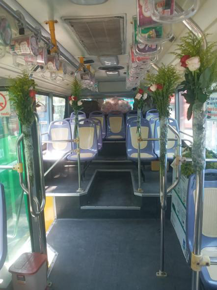 Chiếc xe buýt lủng lẳng hoa chào mừng Ngày Quốc tế phụ nữ