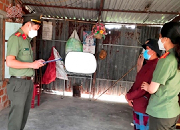 Cơ quan ANĐT Công an tỉnh Bình Định đọc Lệnh bắt đối với bị can Trần Thị Kim Hoa. Ảnh: Công an Bình Định.