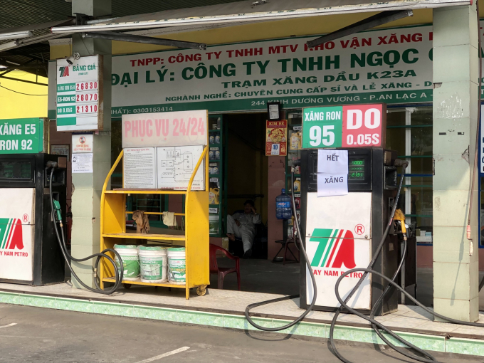 Ảnh chụp lúc 9 giờ 15 phút ngày 10.3, tại một trạm xăng dầu trên đường Kinh Dương Vương đoạn gần bến xe miền Tây CHÍ NHÂN