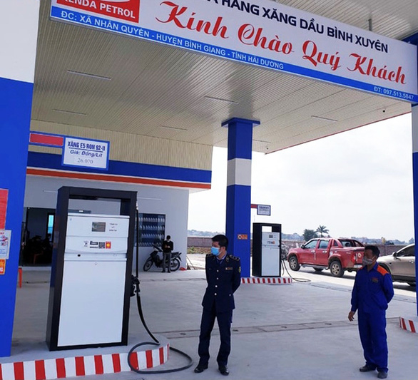 Cơ quan chức năng kiểm tra và niêm phong, yêu cầu dừng hoạt động đối với cửa hàng xăng dầu Bình Xuyên, huyện Bình Giang, Hải Dương - Ảnh: H.NINH