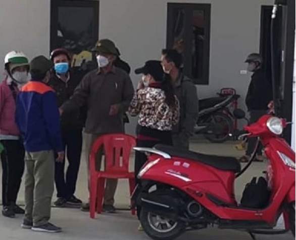 Trong ngày 9-3, có nhiều người dân bức xúc vì sau khi mua xăng tại cửa hàng Bình Xuyên thì xe không nổ được máy - Ảnh: H.NINH