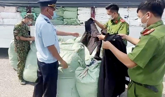 Tổ liên ngành An Giang bắt giữ xe ô tô chở đầy quần áo không rõ nguồn gốc. Ảnh: T.T