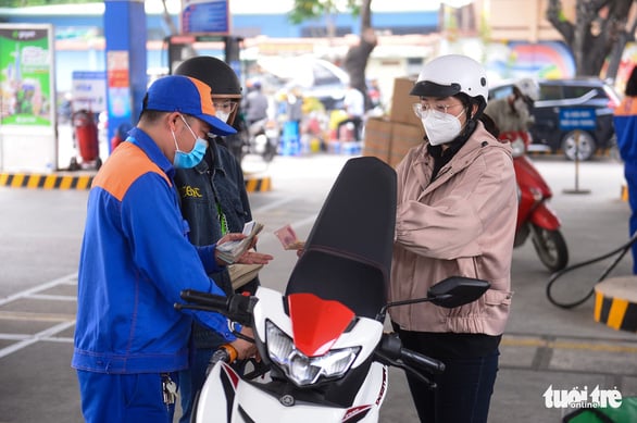 Người dân đổ xăng tại một cây xăng ở quận Bình Thạnh, TP.HCM - Ảnh: QUANG ĐỊNH