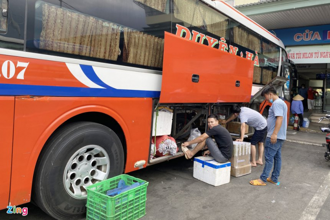 Các hãng xe khách tại Bến xe Miền Đông phải nhận chở thêm nhiều hàng để bù lỗ. Ảnh: An Huy.