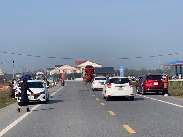 Tại quốc lộ 15B, xe cùng người dân đến xem đất rất đông sau khi có thông tin về dự án khu công nghiệp ở Hà Tĩnh