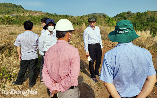 Phó chủ tịch UBND tỉnh Võ Văn Phi đi khảo sát khu vực khai thác khoáng sản làm vật liệu san lấp