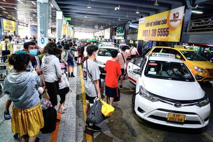 Giá xăng tăng cao ảnh hưởng trực tiếp đến thu nhập của cả tài xế taxi công nghệ và taxi truyền thống. Ảnh: Phạm Ngôn.