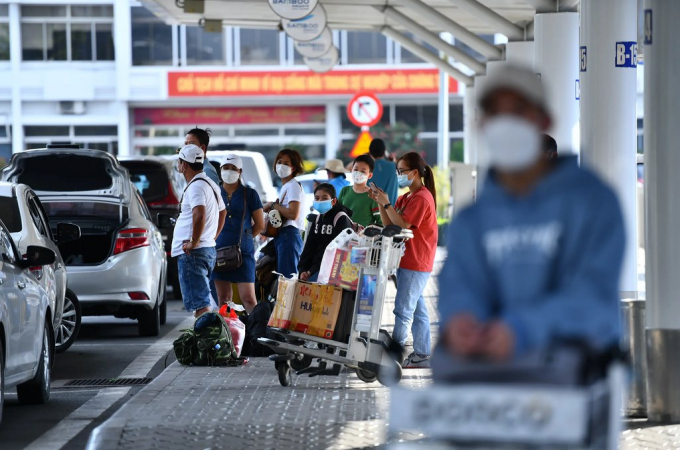 Nhiều tài xế taxi công nghệ cho rằng các ứng dụng nên giảm chiết khấu để tài xế có thêm thu nhập khi giá xăng tăng cao thay vì tăng giá cước. Ảnh: Phạm Ngôn.