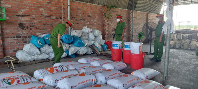 Công an kiểm tra cơ sở nấu mỡ bò của ông Thiện NGUYỄN LONG