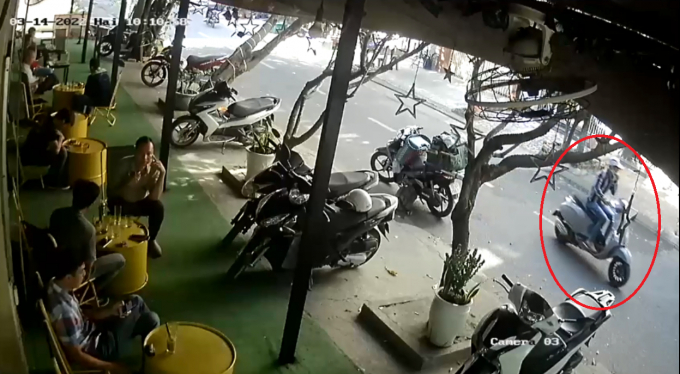 Camera ghi lại người đàn ông chạy xe máy anh T. đi và không quay trở lại CẮT TỪ CLIP