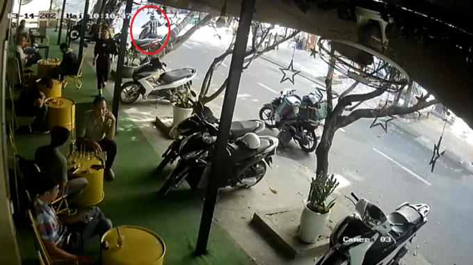 Camera ghi lại người đàn ông lấy xe máy anh T. chạy đi CẮT TỪ CLIP