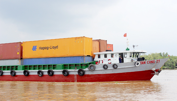 Vận chuyển hàng hóa trên sông Thị Vải (H.Nhơn Trạch). Ảnh: K.Minh