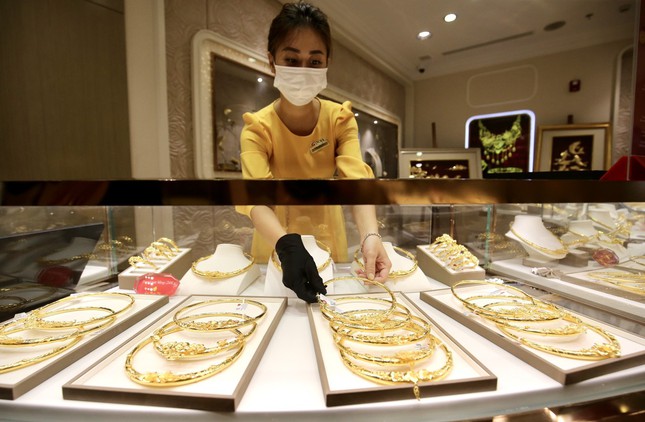 Tuần qua, giá vàng bị “thổi bay” gần 1 triệu đồng/lượng. ảnh Như Ý