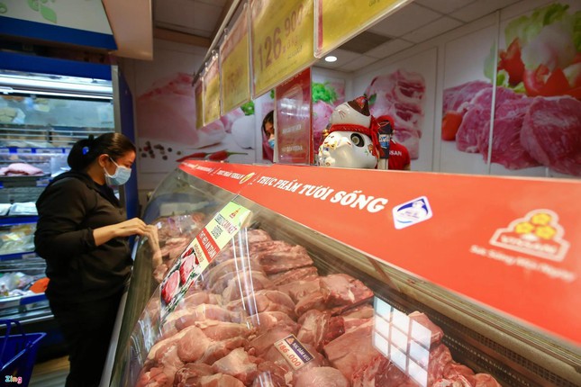 Tại các siêu thị, thịt lợn vẫn ở mức cao, một số loại có giá gần 300.000 đồng/kg. Ảnh: Phương Lâm.