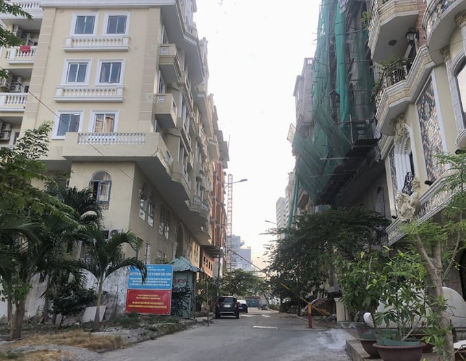 Dự án khu nhà biệt thự nằm trên đường Nguyễn Văn Hưởng hơn 20 năm vẫn chưa được cấp sổ hồng. Ảnh: QH