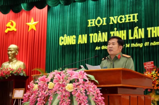 Đại tá Đinh Văn Nơi phát biểu tại hội nghị tổng kết công tác công an toàn tỉnh năm 2021. Ảnh: CAAG
