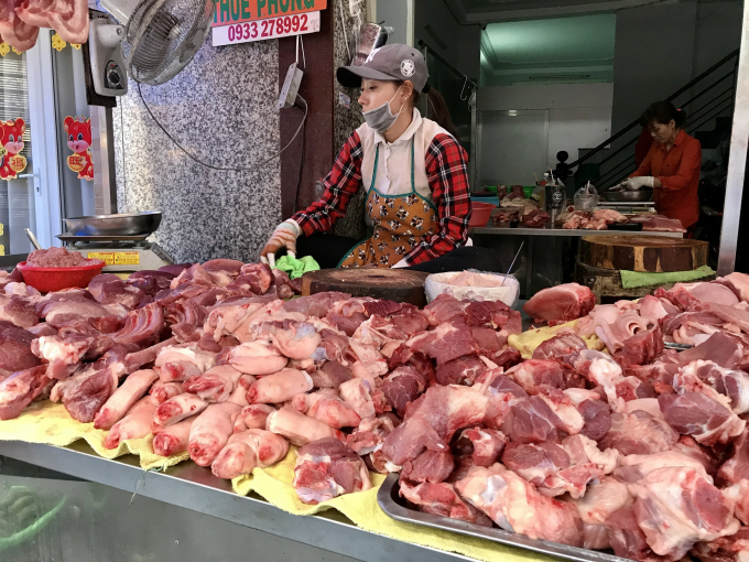 Giá thịt heo tại chợ dân sinh hôm nay dao động từ 80.000 - 180.000 đồng/kg L.N