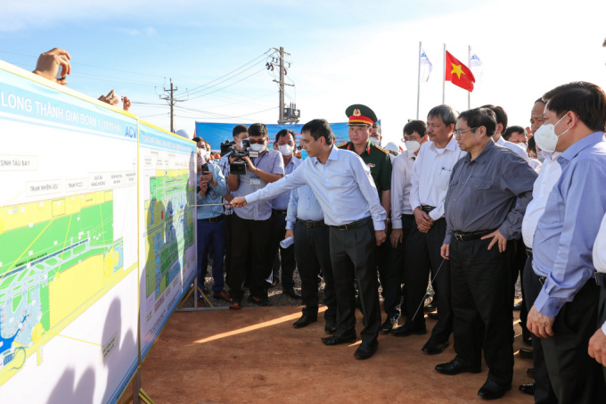 Thủ tướng Phạm Minh Chính nghe đơn vị thi công dự án sân bay Long Thành báo cáo tổng thể quy hoạch, tiến độ thi công các hạng mục. Ảnh: VGP