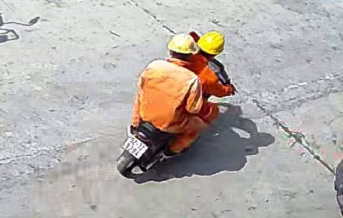 Hình ảnh những đối tượng giả danh nhân viên Điện lực được người dân ghi lại từ camera an ninh