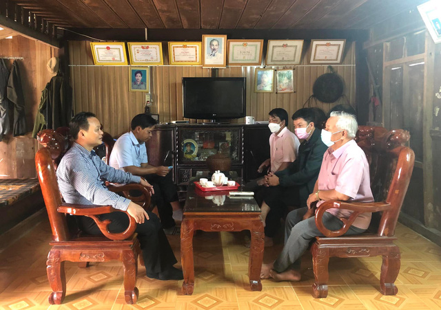 Lãnh đạo huyện A Lưới tới thăm, cảm ơn trước việc làm ý nghĩa của ông Thiệp (ngoài cùng bên phải).