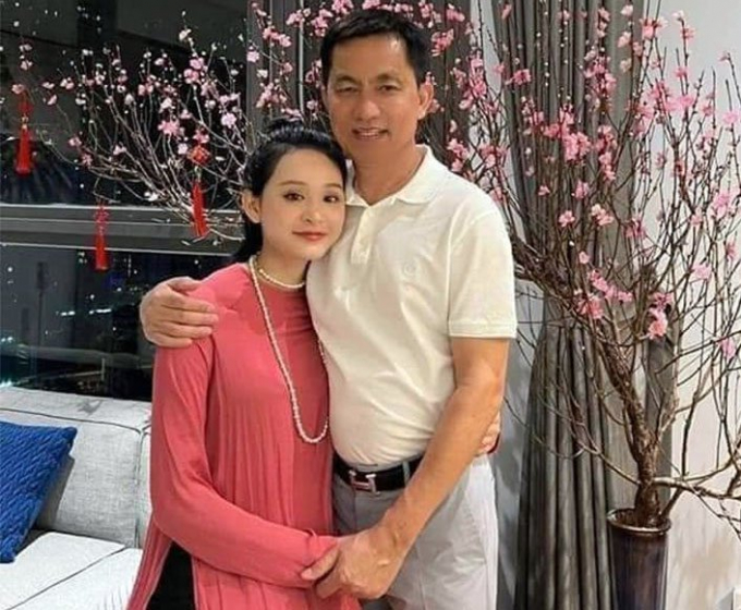 Một bức ảnh ông Nhân chụp cùng Hiền Hồ lan truyền trên mạng.