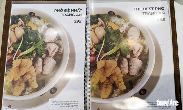 Tô phở đặc biệt đệ nhất Tràng An có giá 295.000 đồng được giới thiệu làm từ các nguyên liệu của gà Đông Tảo - Ảnh: TẤN LỰC