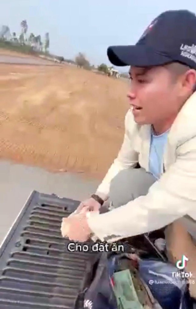 Nam thanh niên liên tục cầm cọc tiền ném xuống đất.