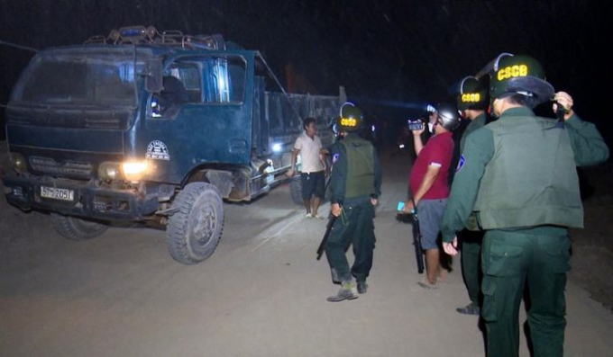 Các đối tượng và phương tiện khai thác đất trái phép bị lực lượng chức năng tỉnh Bạc Liêu bắt quả tang- Ảnh Trọng Nguyễn