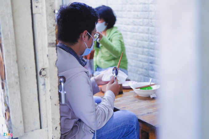 Duy chỉ mất khoảng 30-40 phút để đến chỗ làm. Thường thì anh vẫn còn dư thời gian để ăn sáng, trước khi vào làm việc. Ảnh: Nguyễn Toàn.