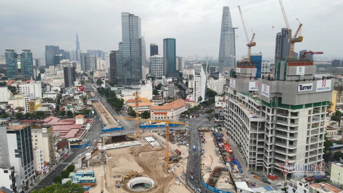 Công trường ga metro trung tâm Bến Thành hiện đang chạy nước rút để chuẩn bị trả mặt bằng