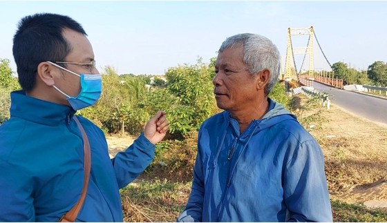 Già làng thôn Kon Kơ Tu (bên phải) cho biết khi cơ quan chức năng xuống lấy ý kiến về Thủy điện Đắk Bla 3, người dân không đồng ý nên nhiều người đã bỏ về trước